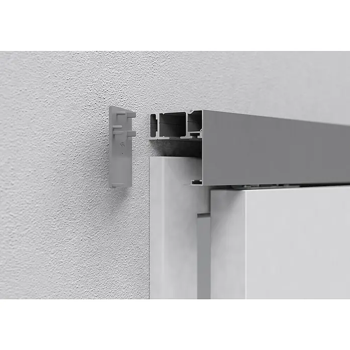 Entravia Abstands-Set Bright-Slide - Aluminium, 2.000 mm, Passend für: Entravia Bright-Slide Schiebetüren vor der Wand laufend - Detailansicht einer modernen Türschiene mit Wandbefestigung, die eine elegante und funktionale Lösung für Innentüren darstellt.