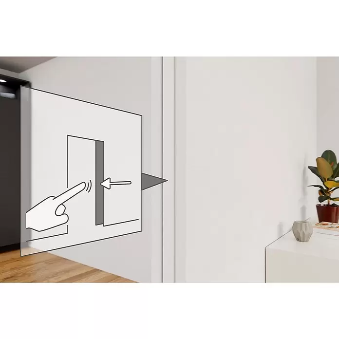 Entravia Zubehör-Set Drucktürschließer - Traglast: 80 kg, Passend für: Entravia Simple-Pocket Schiebetürsystem - Diagramm: Hand drückt auf eine Platte, um einen verdeckten Push-to-Open-Mechanismus zu zeigen.