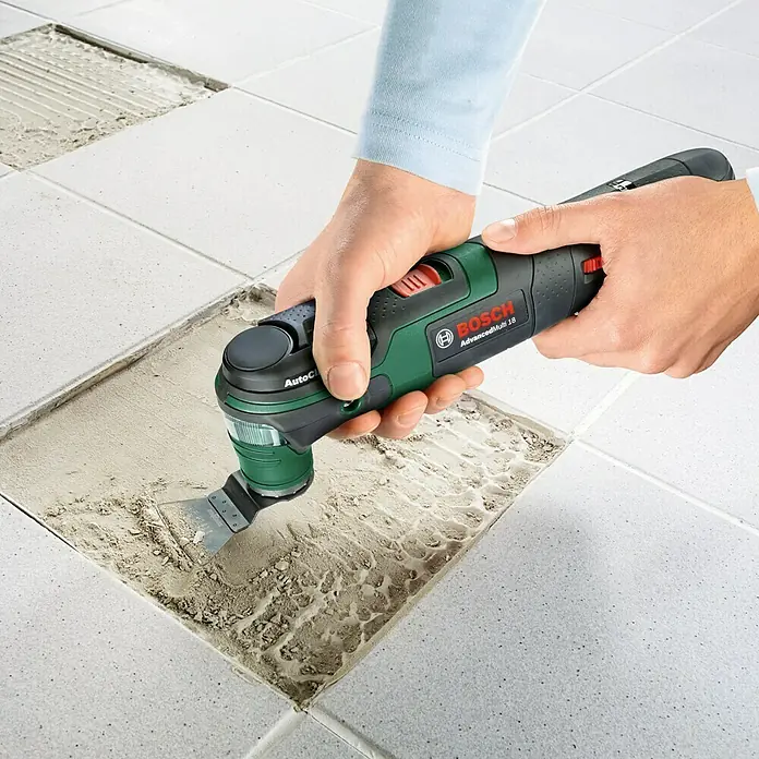 Bosch Power for All 18V Akku-Multifunktionswerkzeug AdvancedMulti 18 - 18 V, 1 Akku, 2,5 Ah - Ein Bosch AdvancedMulti 18 Multifunktionswerkzeug beim Entfernen von Fliesenkleber.