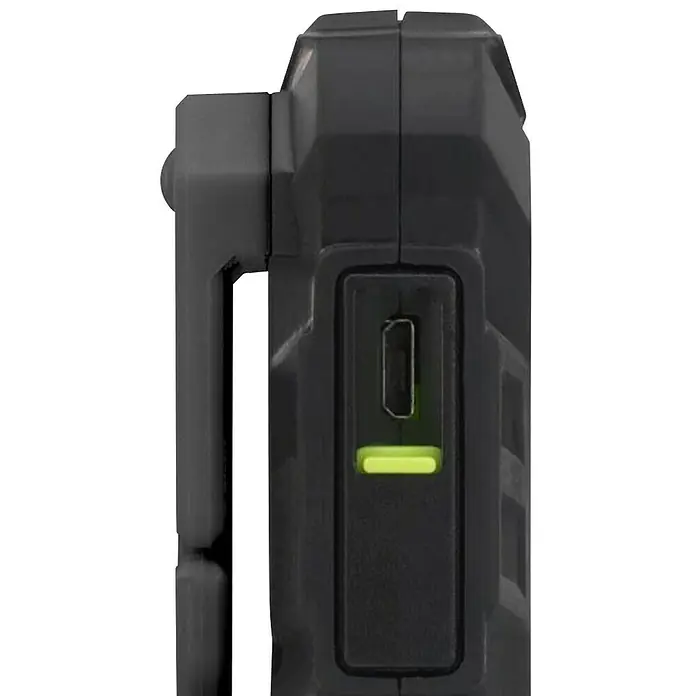 BAUHAUS Taschenlampe Rw. 160 - 12 x 4,5 x 1,7 cm, 110 lm - Nahaufnahme einer schwarzen wiederaufladbaren Taschenlampe mit LED-Anzeige und USB-Anschluss.