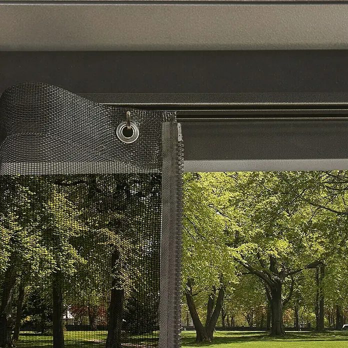 Sojag Standard-Pavillon Messina 12 x 16 - B x T: 483 x 363 cm, Farbe Gestell: Anthrazit, Aluminium - Nahaufnahme einer schwarzen Fliegengittertür mit Metallösen vor üppigem Grün.