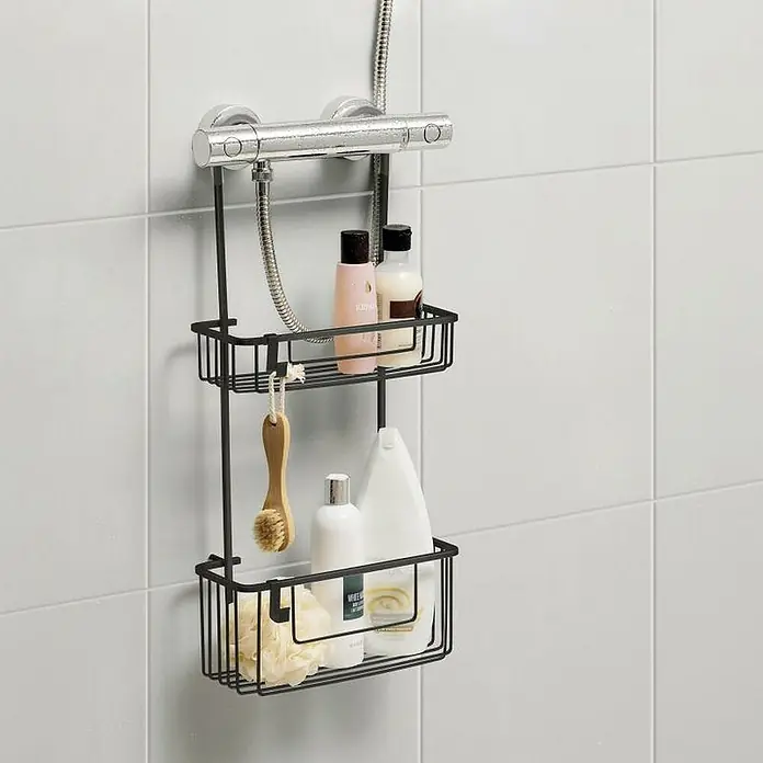 Tatay Aluminium Cesta de baño - 13,5 x 28 x 60 cm, Aluminio, Negro - Un organizador de ducha negro de dos niveles cuelga de una barra de ducha, lleno de diversos productos de baño como champú y una esponja.