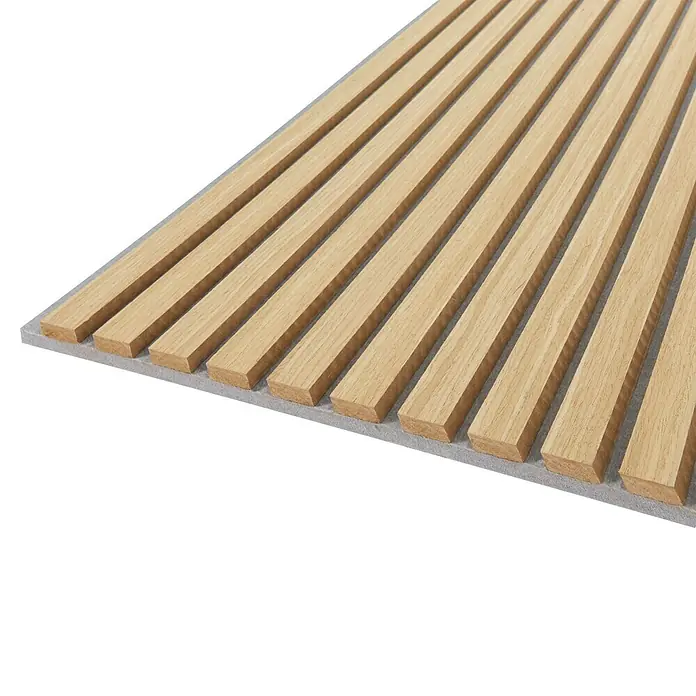 FibroTech Akustikpaneel Quanti - Light Oak grau, 2.440 x 520 x 18 mm - Nahaufnahme einer Holzpaneele mit hellen Holzlatten auf grauem Filz. Die Paneele eignet sich ideal für Wand- und Deckenverkleidungen.