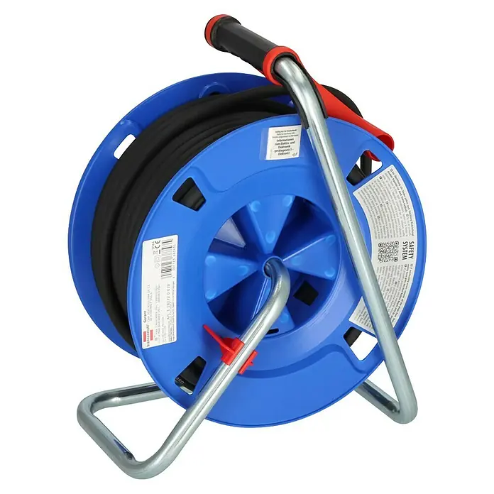 Brennenstuhl Kabeltrommel Garant CEE 1 - Kunststoff, 30 m, H07RN-F, IP44 - Blaue Kabeltrommel mit schwarzem Kabel auf schwarzem Hintergrund.
