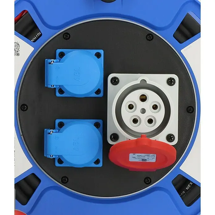 Brennenstuhl Kabeltrommel Garant CEE 1 - Kunststoff, 30 m, H07RN-F, IP44 - Detailaufnahme einer blauen Kabeltrommel mit Steckdosen und Steckeranschlüssen.