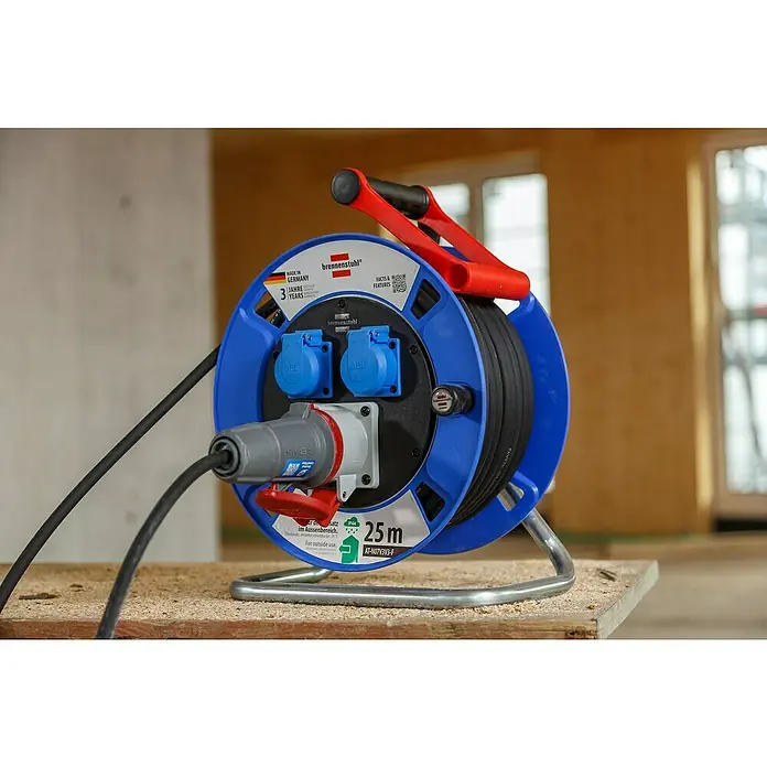 Brennenstuhl Kabeltrommel Garant CEE 1 - Kunststoff, 30 m, H07RN-F, IP44 - Eine blaue Brennenstuhl Kabeltrommel mit rotem Griff und mehreren Steckdosen, geeignet für den Außenbereich.