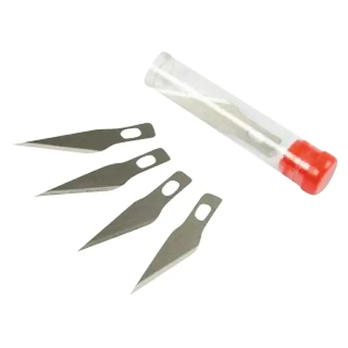 Fiskars Hoja cortante de recambio - 5 pzs. - Esta imagen muestra un juego de cuchillas para cúter de hobby con una tapa de seguridad roja y cuchillas de repuesto, ideal para proyectos artesanales.