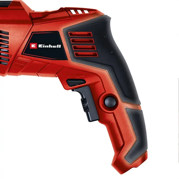 Einhell Classic Schlagbohrmaschine TE-ID 500 E - 550 W, Schnellspannbohrfutter - Nahaufnahme einer roten Einhell-Bohrmaschine mit schwarzem Griff und Bedienelementen, die die Marke und das ergonomische Design hervorhebt.