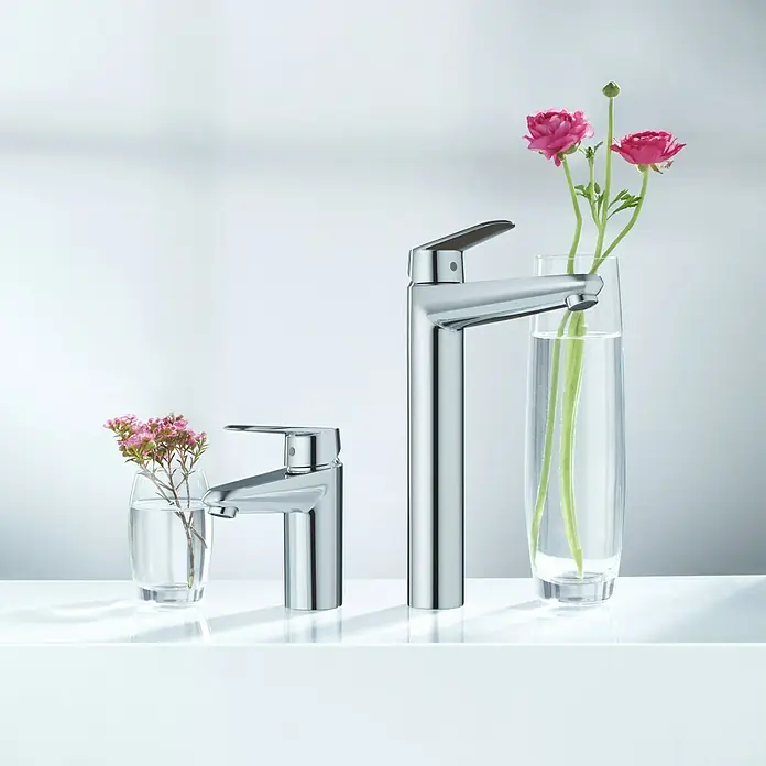 Grohe Eurodisc Cosmopolitan Waschtischarmatur XL-Size - Chrom, Glänzend - Moderne Chromarmaturen mit Blumen in Vasen, die das elegante Design und die hochwertige Verarbeitung der Armaturen betonen.