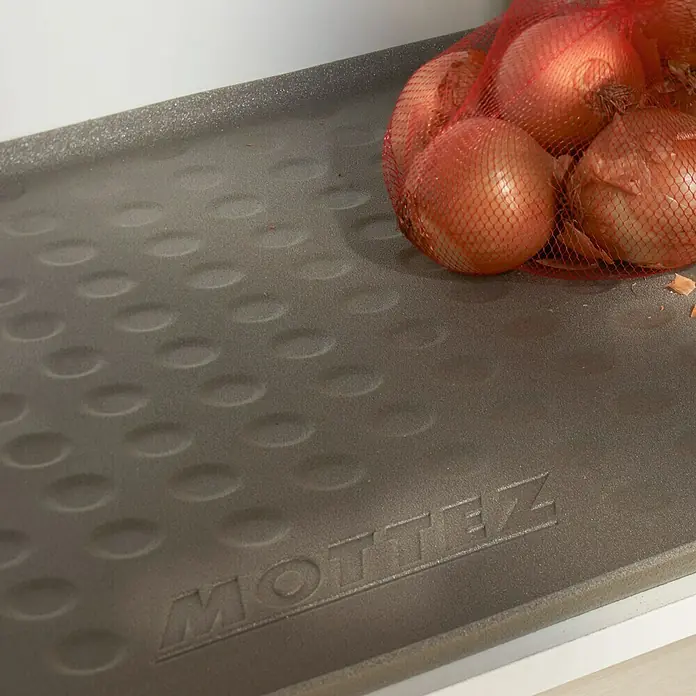 Protector para muebles bajo fregadero - 80 x 50 cm - Una bandeja de goteo gris Mottez con un paquete de red lleno de cebollas encima. Ideal para la cocina para guardar verduras.