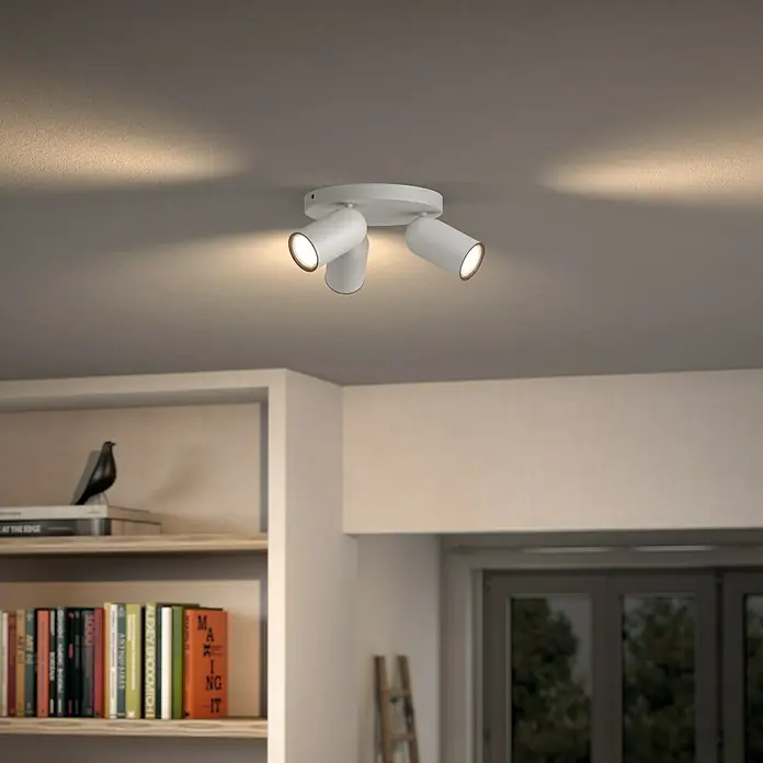 Philips Regleta Pongee - 5,5 W, L x An x Al: 22,4 x 22,4 x 8,2 cm, Blanco, GU10, 3 ud. - Lámpara de techo moderna con tres focos en blanco, que proyecta una luz cálida en la habitación.\n