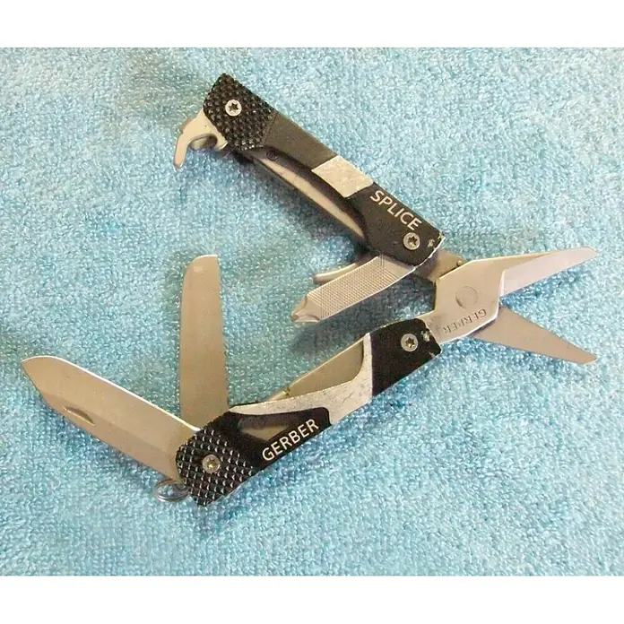 Gerber Multiherramienta plegable Splice - Largo: 10,16 cm, Acero - Herramienta multiusos Gerber Splice con cuchillos y tijeras sobre un fondo azul, ideal para llevar a diario.