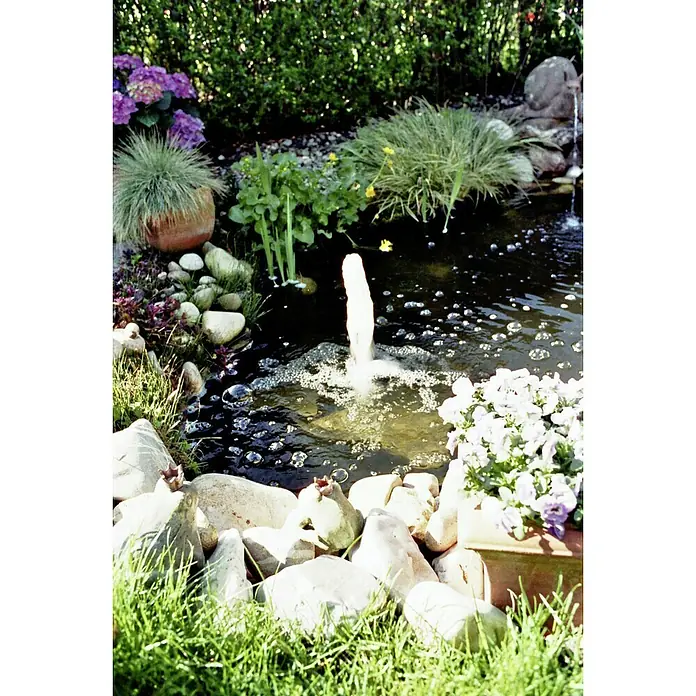 Ubbink Teichschale Iris SII - Fassungsvermögen: 240 l - Gartenteich mit Springbrunnen, umgeben von Steinen, Pflanzen und Blumen. Der Teich ist ein friedlicher Rückzugsort im Garten.