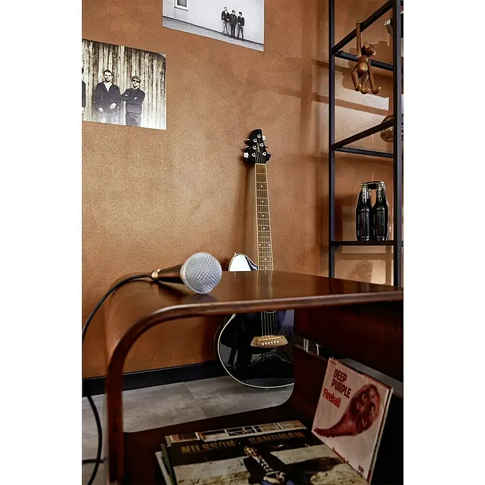 SCHÖNER WOHNEN-Farbe Trendstruktur Dekoputz-Set Rost-Optik - 6 -tlg. - Nahaufnahme eines Mikrofons auf einem Tisch mit Gitarre und Schallplatten im Hintergrund, Musikinstrumente im Fokus.