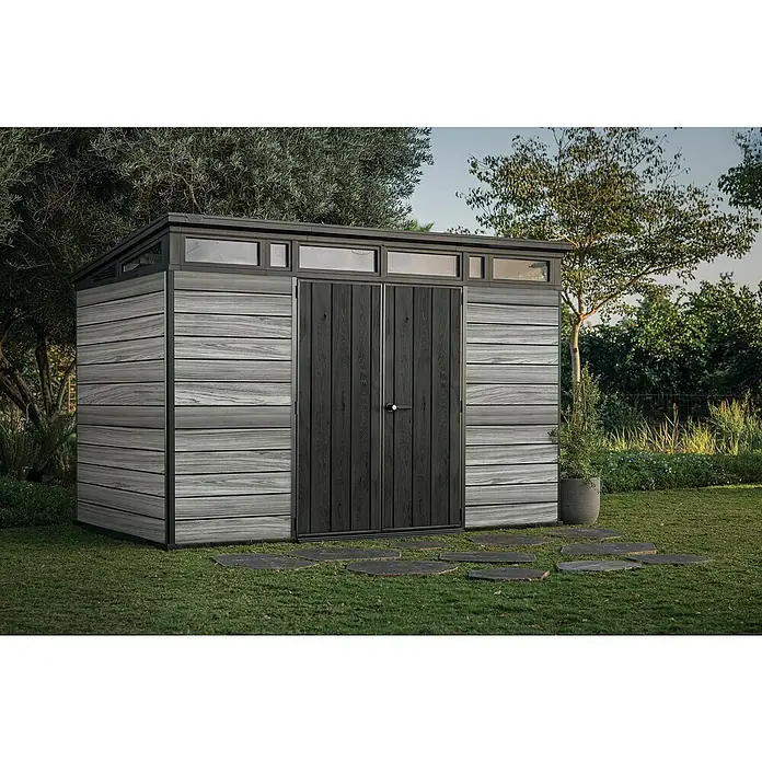 Keter Gerätehaus Signature Storm Grey 11x7 - Außenmaß inkl. Dachüberstand (B x T): 342 x 218 cm, Kunststoff, Stormgrey - Ein modernes Gartenhaus mit grauen Holzpaneelen und dunklen Doppeltüren, umgeben von Grün.