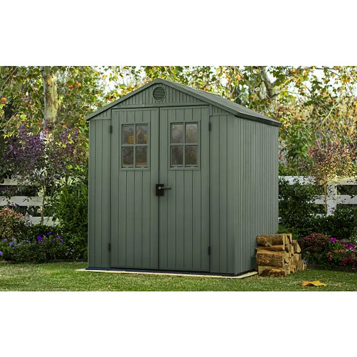 Keter Gartenhaus Darwin 6x6 - Außenmaß inkl. Dachüberstand (B x T): 190 x 183 cm, Kunststoff, Grün, 3,477 m² - Dieses Bild zeigt ein graues Gartenhaus mit Doppeltüren und Fenstern im Grünen, ideal für die Gartenaufbewahrung.