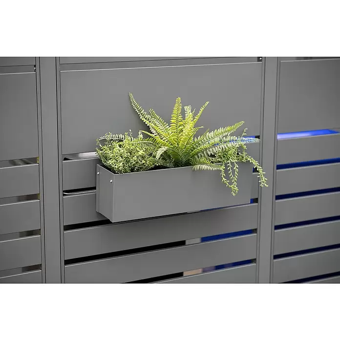 Westmann Pflanzkasten Planum für Mülltonnenbox - Außenmaß (L x B x H): 12 x 50 x 15,5 cm, Metall, Anthrazit - Grauer rechteckiger Pflanzkasten mit verschiedenen grünen Kunstpflanzen, montiert an einer modernen grauen Lamellenwand.
