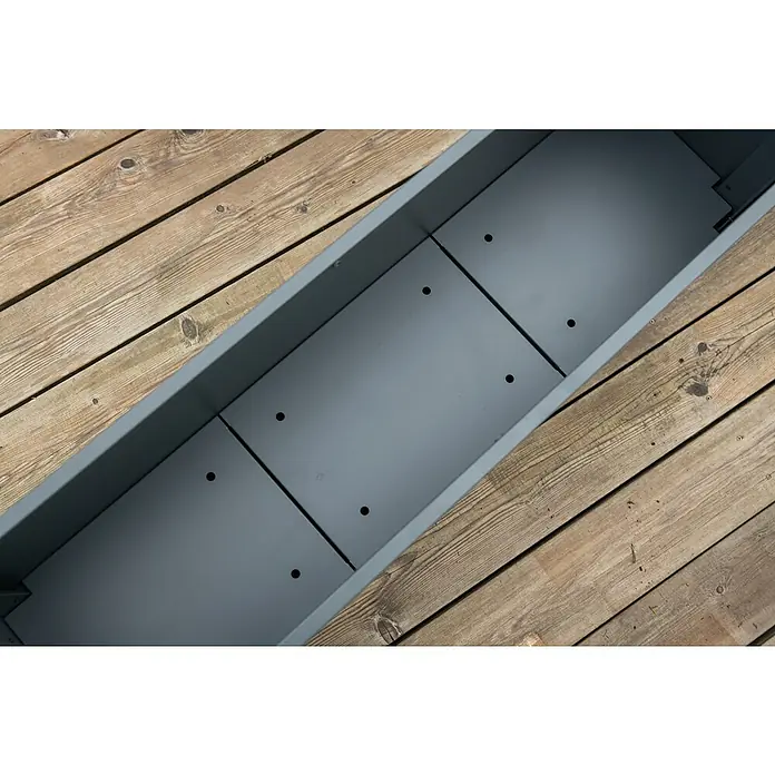 Westmann Pflanzkasten Talus M - L x B x H: 25 x 100 x 27 cm, Metall, Anthrazit - Eine rechteckige, graue Pflanzkiste ist in ein Holzdeck eingelassen und mit rechteckigen Einsätzen versehen, die über Löcher für die Entwässerung verfügen.
