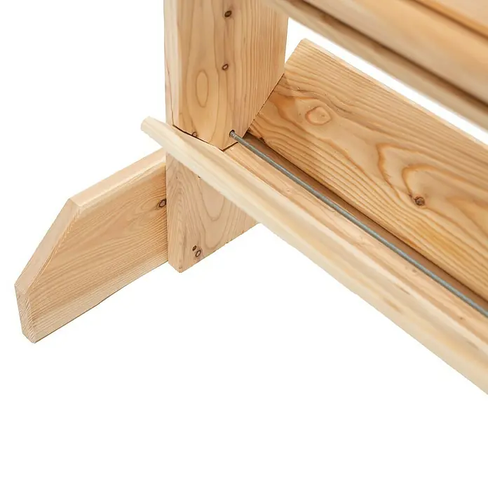 Westmann Kräuterhochbeet Viktoria L mit Rankgitter - L x B x H: 50 x 80 x 95 cm - Detailansicht einer Holzbank mit filigranem Design, die die natürliche Maserung des Materials hervorhebt und Stabilität verspricht.