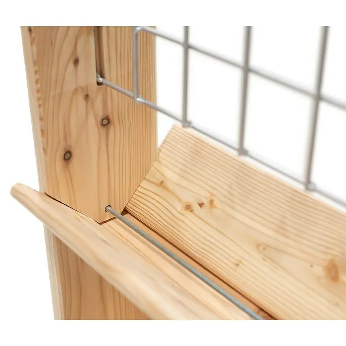 Westmann Kräuterhochbeet Viktoria L mit Rankgitter - L x B x H: 50 x 80 x 95 cm - Nahaufnahme eines Holzregals mit Metalldrahtgitter, das die natürliche Holzstruktur und die robuste Bauweise hervorhebt.