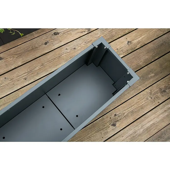 Westmann Pflanzkasten Talus M - L x B x H: 25 x 100 x 27 cm, Metall, Anthrazit - Ansicht von oben auf einen modernen, grauen Pflanzkasten mit Innenleben, der auf einem Holzboden steht. Das Design ist schlicht und stilvoll.