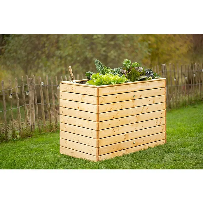 Westmann Hochbeet Asket L - 70 x 130 x 90 cm, Holz, Natur - Ein hölzernes Hochbeet mit Salat und einem kleinen Gartengerät auf einer grünen Rasenfläche vor einem Holzzaun.