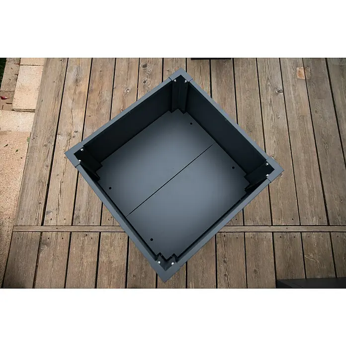 Westmann Pflanzkasten Talus S - Metall, Anthrazit, L x B x H: 50 x 50 x 50 cm - Nahaufnahme eines grauen quadratischen Pflanzgefäßes aus Metall auf einem Holzboden, das modernes Design und Funktionalität vereint.