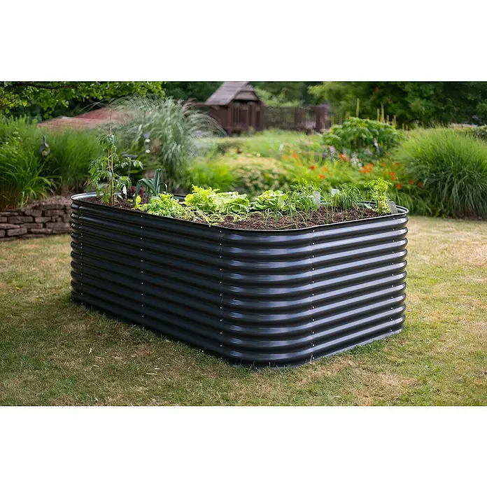 Westmann Hochbeet Grow faster - 240 x 160 x 82 cm, Metall, Anthrazit - Erhöhtes, rechteckiges, schwarzes Gartenbeet aus Metall mit Gemüse, das auf einer grünen Wiese steht.