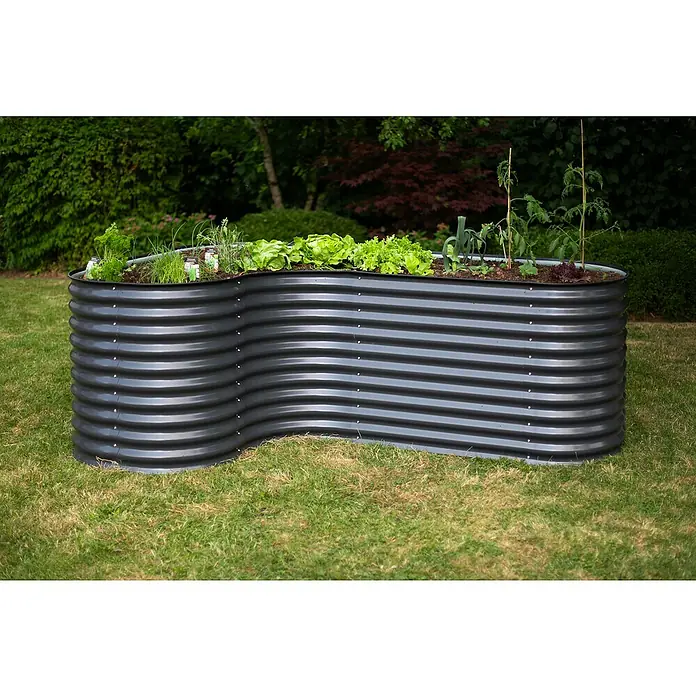 Westmann Hochbeet Grow faster - 240 x 160 x 82 cm, Metall, Anthrazit - Erhöhtes, gewelltes Metallbeet, bepflanzt mit Salat, Kräutern und Tomaten, steht auf einem Rasen im Garten.