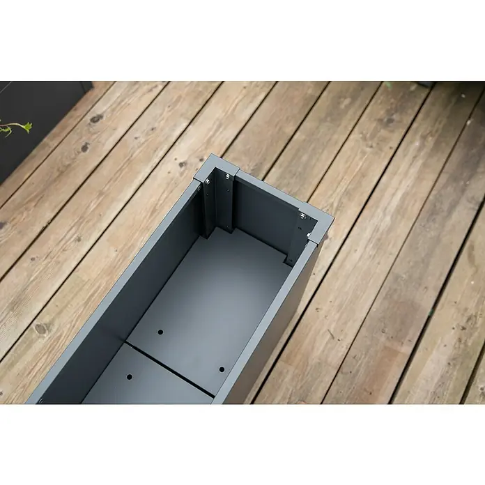 Westmann Pflanzkasten Talus M - L x B x H: 25 x 100 x 27 cm, Metall, Anthrazit - Nahaufnahme einer modernen, grauen Pflanzkiste auf einem Holzboden. Die klaren Linien und die schlichte Eleganz des Pflanzgefäßes stechen hervor.