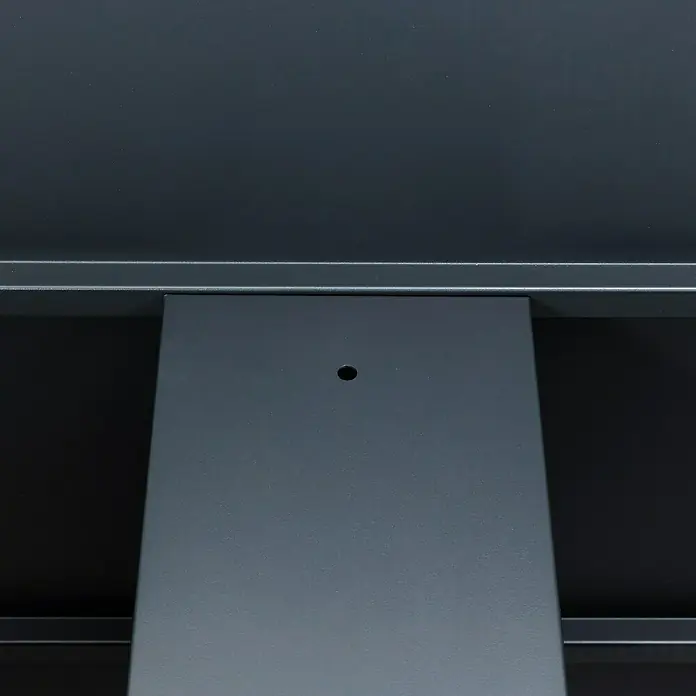 Westmann Hochbeet Primus L - 75 x 150 x 77 cm, Metall, Anthrazit/Braun - Nahaufnahme eines grauen Metallstützpfostens mit einer kleinen Öffnung, der eine stabile Struktur und präzise Details zeigt.