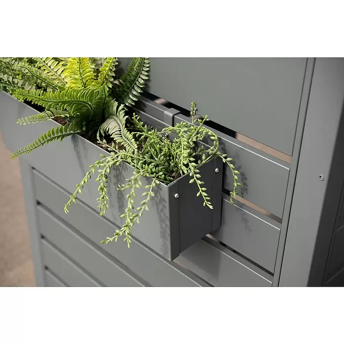 Westmann Pflanzkasten Planum für Mülltonnenbox - Außenmaß (L x B x H): 12 x 50 x 15,5 cm, Metall, Anthrazit - Dunkelgrauer Metall-Pflanzkasten mit Kunstpflanzen, an einem Lamellen-Sichtschutz befestigt.