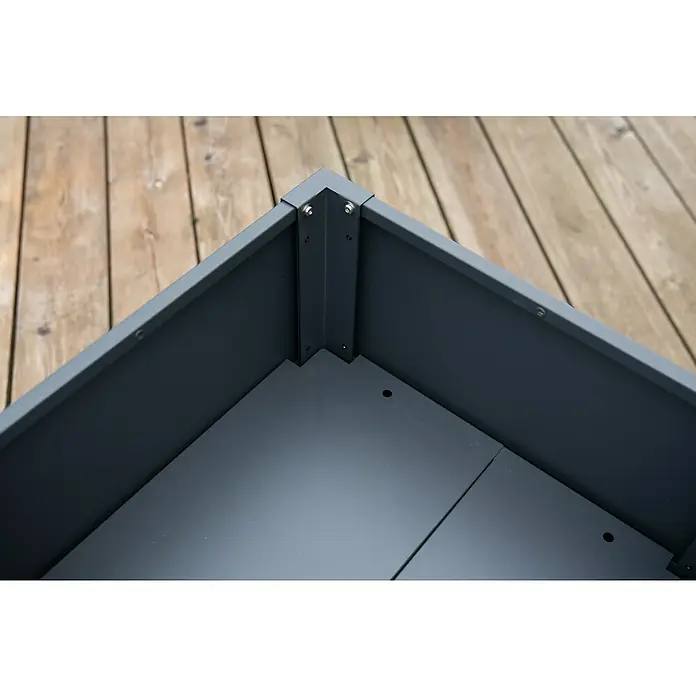 Westmann Pflanzkasten Talus S - Metall, Anthrazit, L x B x H: 50 x 50 x 50 cm - Detailaufnahme eines grauen Hochbeets aus Metall mit Eckverbindungen und Holzdeck im Hintergrund. Ideal für Gartenliebhaber.
