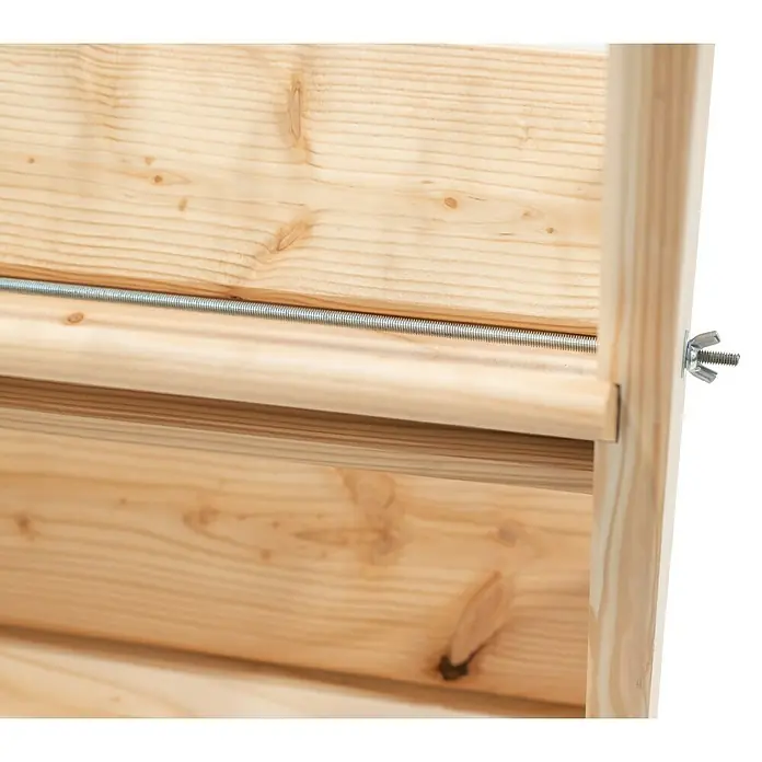 Westmann Kräuterhochbeet Viktoria L mit Rankgitter - L x B x H: 50 x 80 x 95 cm - Detailaufnahme eines hellen Holzregals mit Gewindestange und Flügelmutter zur Stabilisierung und Verbindung der Regalelemente.
