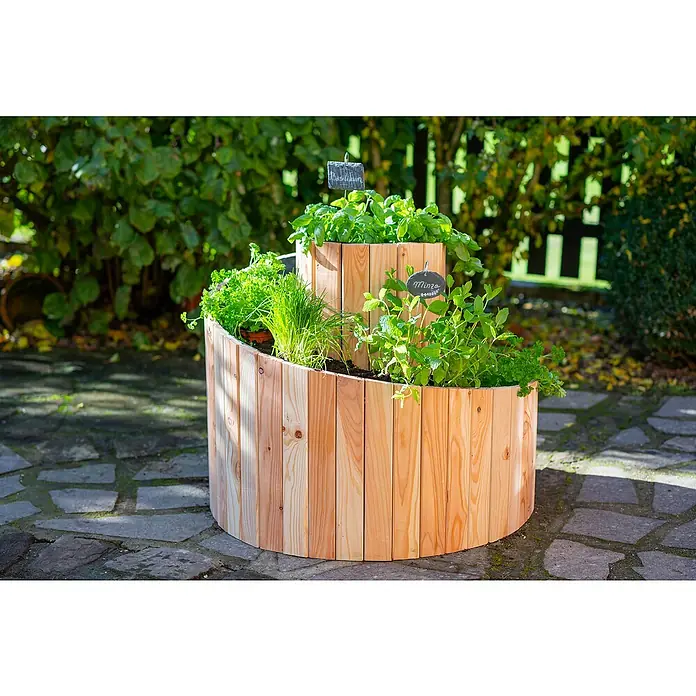 Westmann Kräuterspirale Luise - Ø x H: 55 x 77 cm - Ein dreistöckiges Kräuterbeet aus Holz mit Basilikum, Minze, Schnittlauch und Petersilie im Garten.