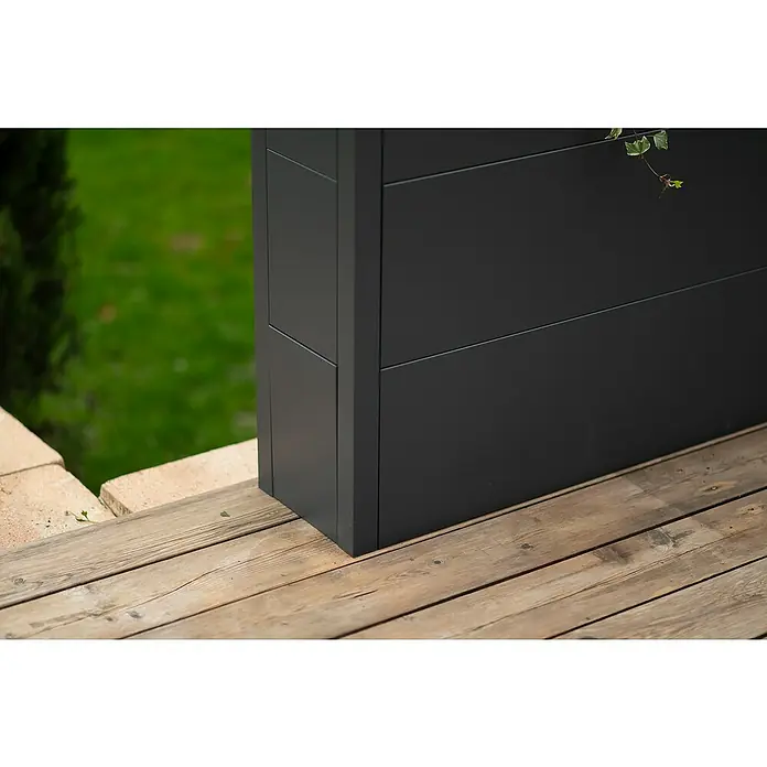Westmann Pflanzkasten Talus XL - L x B x H: 25 x 100 x 77 cm, Metall, Anthrazit - Nahaufnahme eines stilvollen, modernen Pflanzkastens in Anthrazit auf einer Holzterrasse. Ideal für Garten- und Terrassendesign mit klaren Linien.