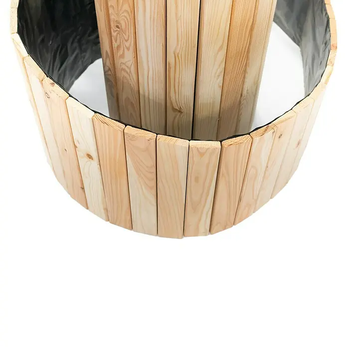 Westmann Kräuterspirale Luise - Ø x H: 55 x 77 cm - Nahaufnahme eines Holzpflanzgefäßes mit schwarzer Innenauskleidung, das eine rustikale und natürliche Gartengestaltung zeigt.