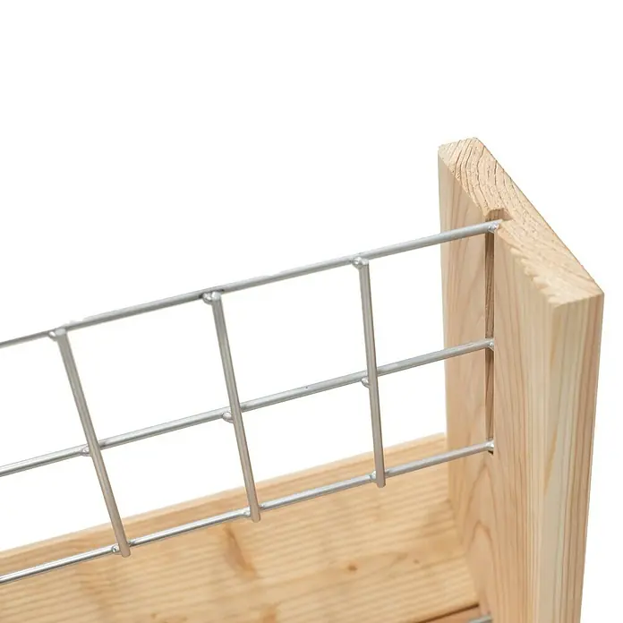 Westmann Kräuterhochbeet Viktoria L mit Rankgitter - L x B x H: 50 x 80 x 95 cm - Nahaufnahme eines Holzregals mit Metallgittereinsätzen, ideal zur stilvollen Aufbewahrung verschiedener Gegenstände.