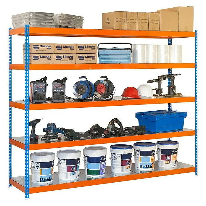 Simonrack Simonforte Schwerlastregal Simonforte Chipboard - H x B x T: 250 x 120 x 45 cm, Traglast pro Boden: 600 kg, Anzahl Böden: 5 Stk., Stecken, Blau/Orange - Ein Regal voller Werkzeuge, Farbdosen und Kartons. Das Regal ist orange und blau und hat fünf Ebenen mit diversen Gegenständen darauf.