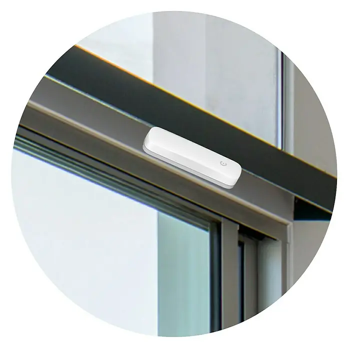 Clarer Fenster- & Türsensor S03 - Passend für: Clarer Alarmanlage C3, Reichweite ca.: 100 m - Nahaufnahme eines weißen Tür-/Fenstersensors an einem Fensterrahmen zur Sicherheitsüberwachung.