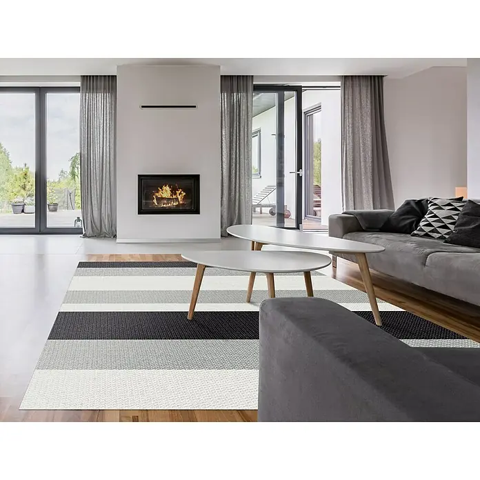 Alfombra de vinilo Living Stripes - Gris, 200 x 140 cm - Un elegante salón con una alfombra de rayas moderna, que complementa el sofá gris y las cortinas para un diseño elegante.