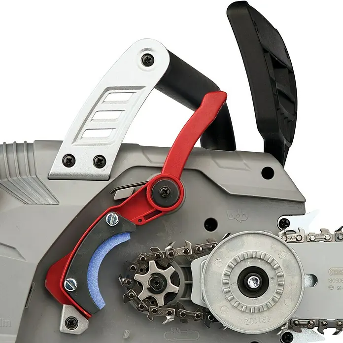 Oregon Elektro-Kettensäge Powersharp CS1500 - 2.400 W, Schwertlänge: 45 cm - Nahaufnahme einer Akku-Kettensäge, die die Sicherheitsmerkmale und das Design des Werkzeugs hervorhebt.