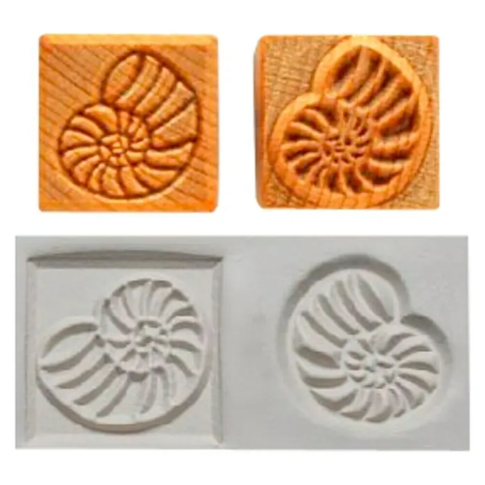Sello con relieve Ammonite - Ammonite, 3 x 3 cm - La imagen muestra sellos de madera y un molde de silicona con un diseño de nautilus, ideal para manualidades.