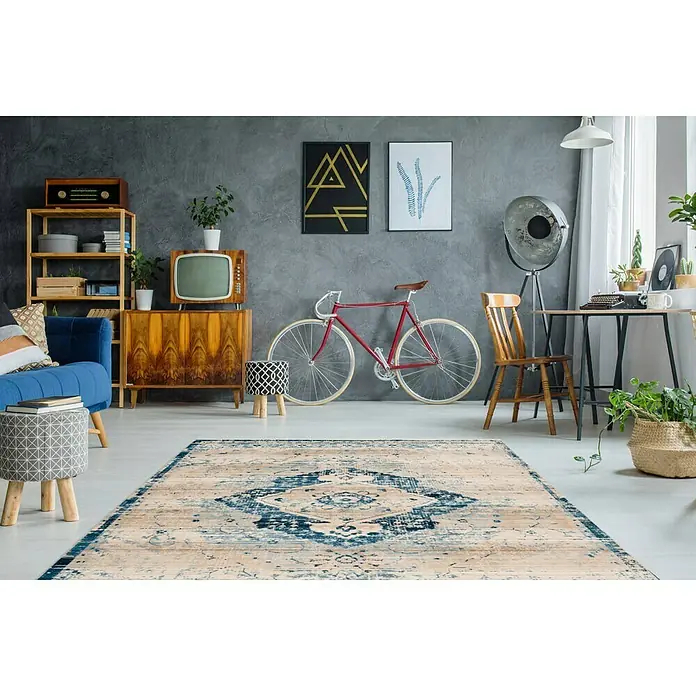 Kayoom Kurzflorteppich Baroque II - Creme/Blau, 150 x 80 cm, 100 % Polyester - Ein stilvoller beiger Teppich mit blauem Muster liegt in einem retro eingerichteten Wohnzimmer.