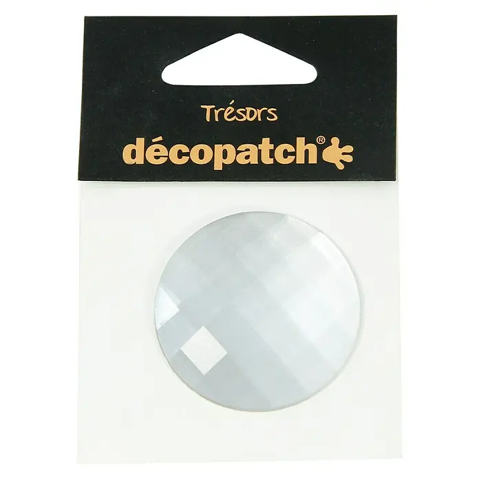 Décopatch Pieza decorativa Trésors Round blanco - 4,5 x 2 cm - Primer plano de un brillante adorno redondo de Decopatch en un paquete transparente con el logotipo de la marca.