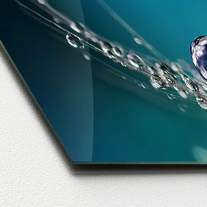 ProArt Glasbild - Drop on Water, B x H: 80 x 30 cm - Nahaufnahme eines Glasbildes mit filigranen Tautropfen, die ein modernes und ästhetisches Designelement für jeden Raum darstellen.