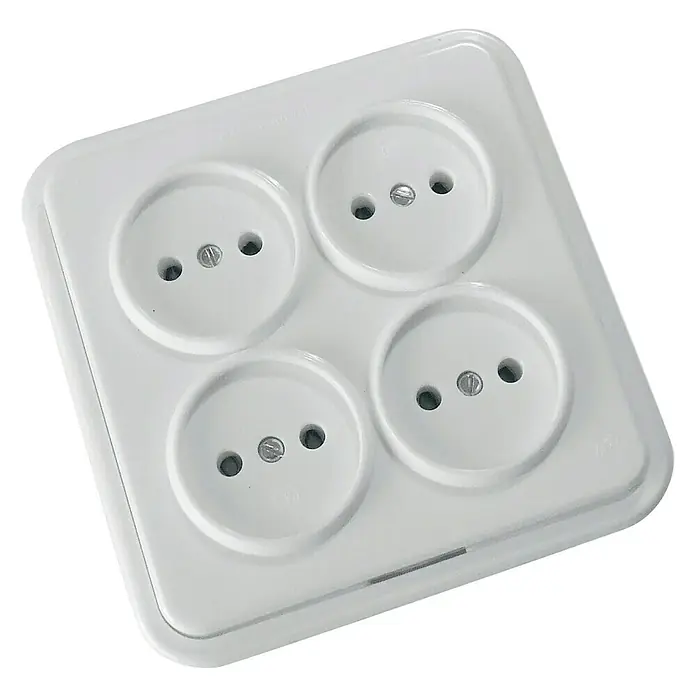 Fontini Kristal Enchufe cuadruple - Blanco, Plástico, Montaje en superficie, Número de elementos: 4 ud. - Primer plano de un enchufe cuádruple blanco, perfecto para conectar varios dispositivos.