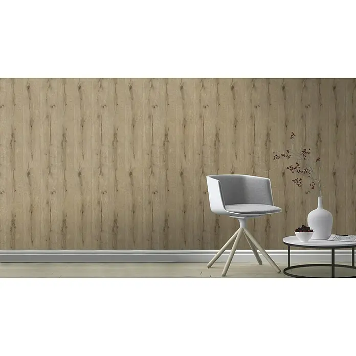 Rasch Vliestapete Holz I - Braun, Holzoptik, 10,05 x 0,53 m - Ein stilvolles Interieur mit einer Akzentwand in Holzoptik, einem modernen Stuhl und einem eleganten Beistelltisch mit Dekoration.