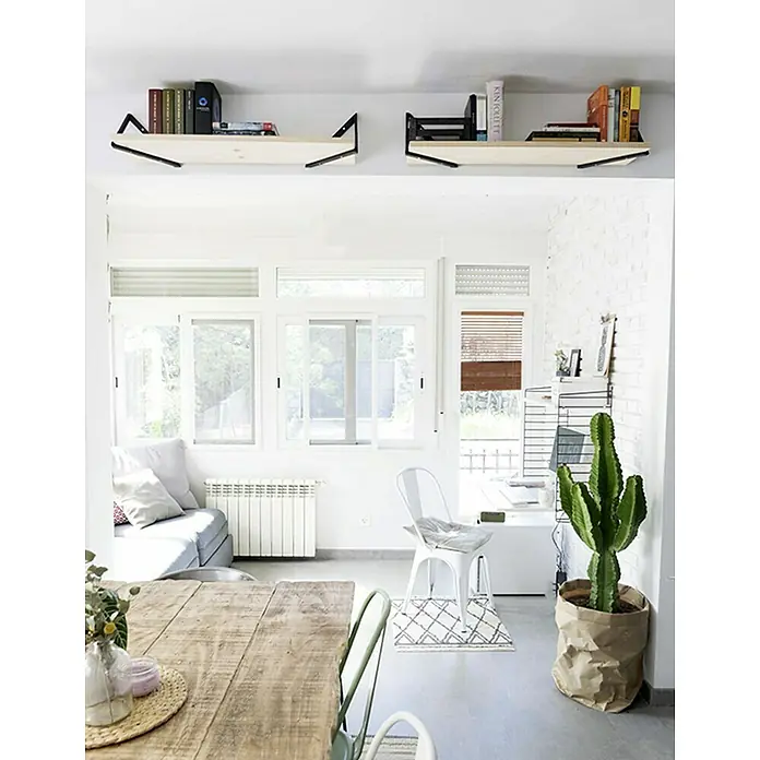 Astigarraga Triangle Soporte de estanterías - L x Al: 30 x 30 cm, Carga soportada: 20 kg, Natural - Estantes para libros con soportes de metal negro montados en una pared blanca. Los estantes muestran libros y objetos decorativos.