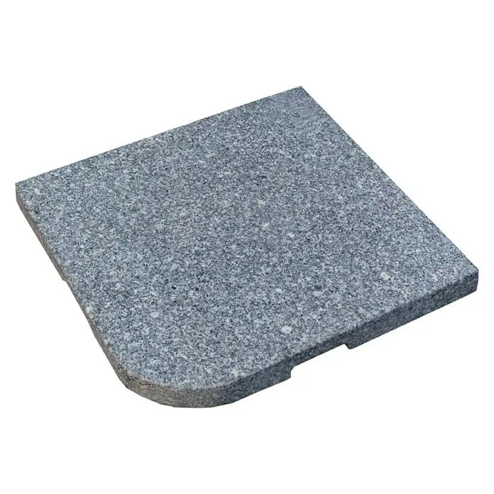 Loseta de exterior Tolox - L x An: 45 x 45 cm, Gris, Piedra natural - Primer plano de una losa de granito cuadrada con una esquina redondeada, ideal para pasillos o patios.